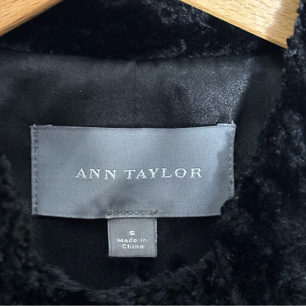 Ann Taylor Black textured faux lambswool full button collared jacket. Women’s S - Picture 5 of 8